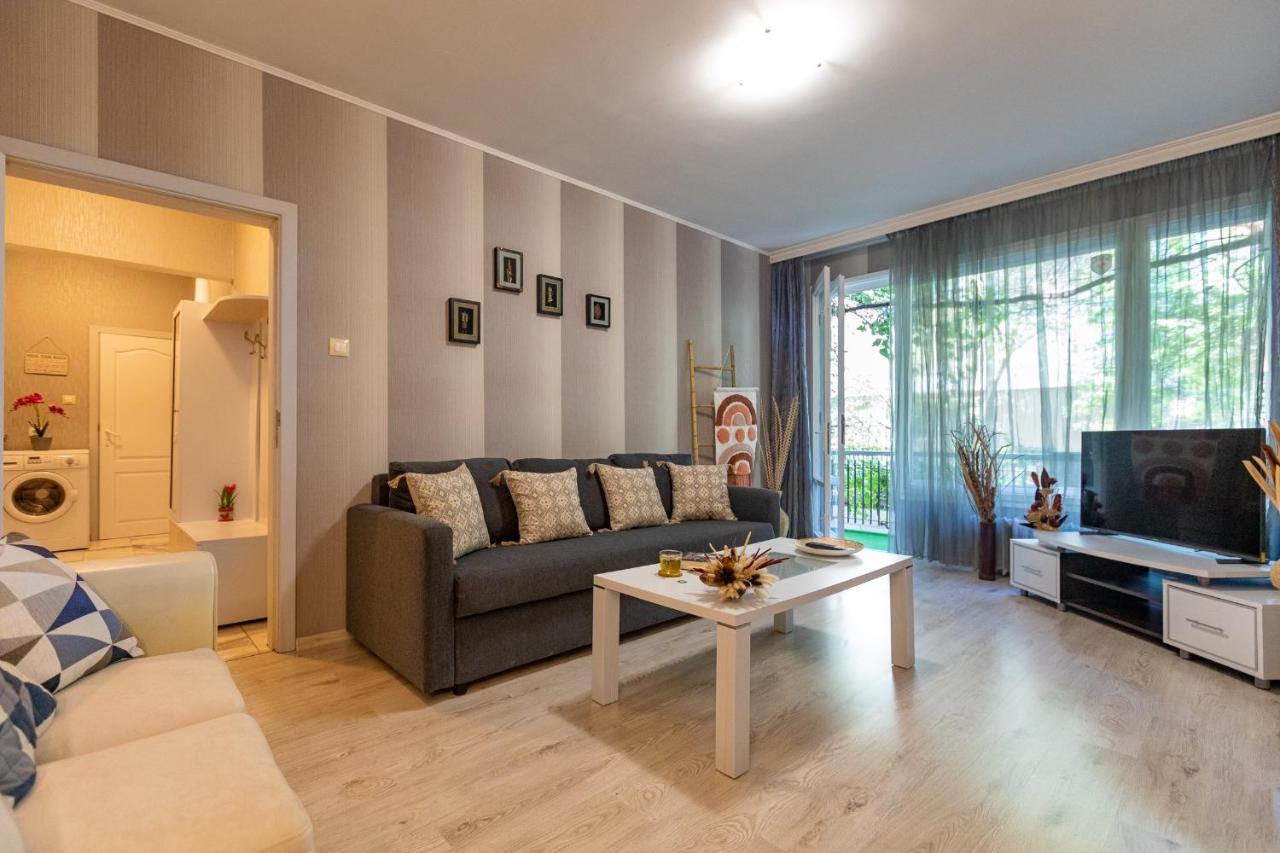 Large Terrace + Quiet Apt *