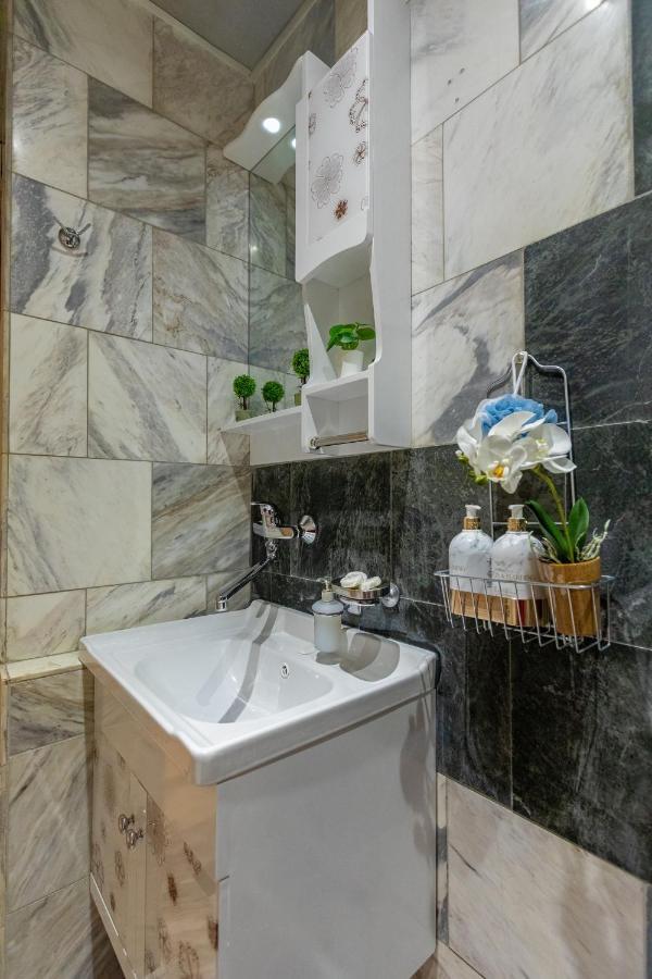 Large Terrace + Quiet Apt Appartement